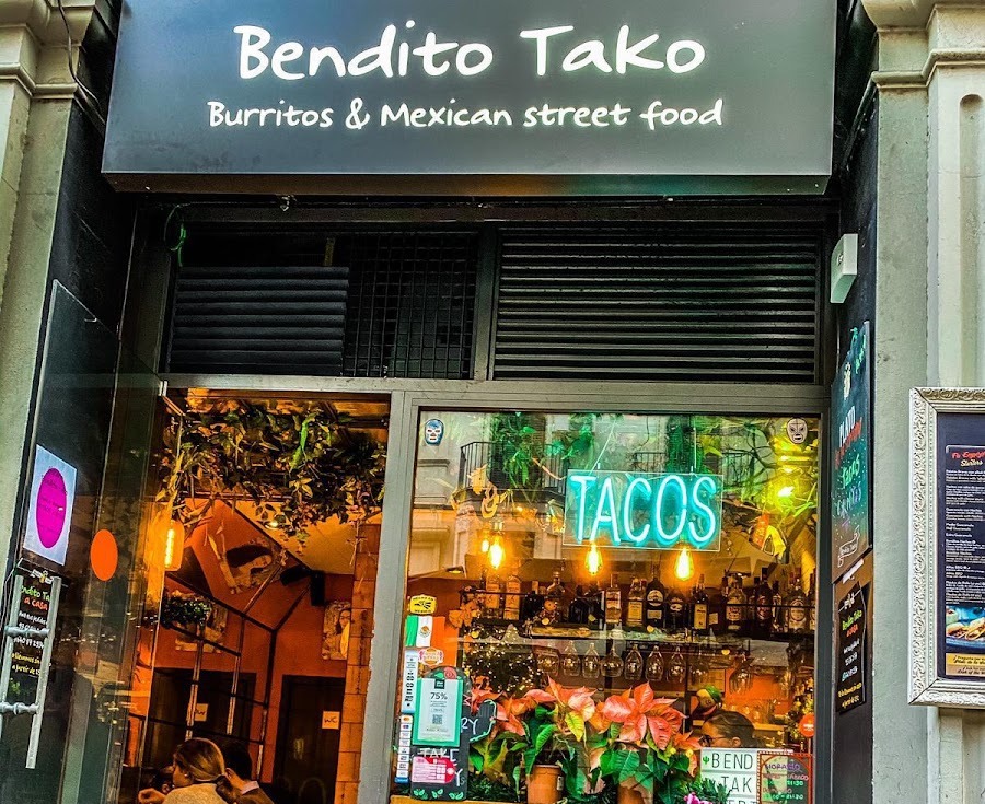 Fachada del restaurante Bendito Tako con letrero de neón de tacos en la ventana